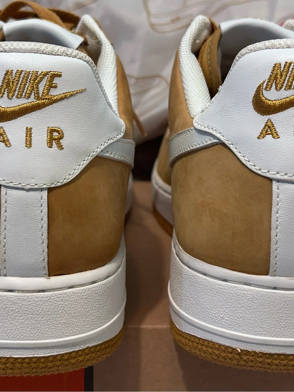 Nike Men's Low Top Sneakers in White & Brown with Drawstring Bag